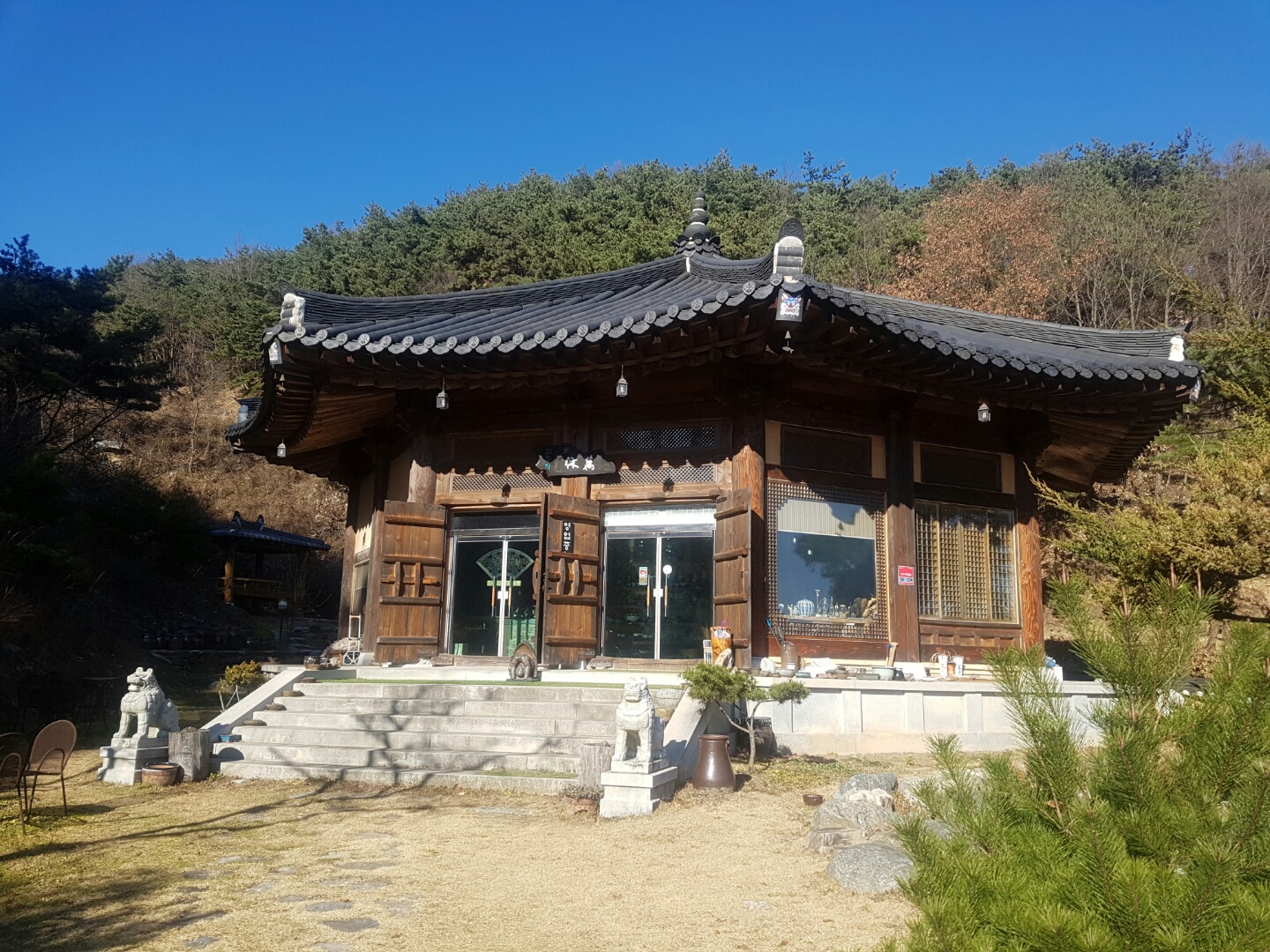 3층 구조의 8각형 한옥 게스트하우스